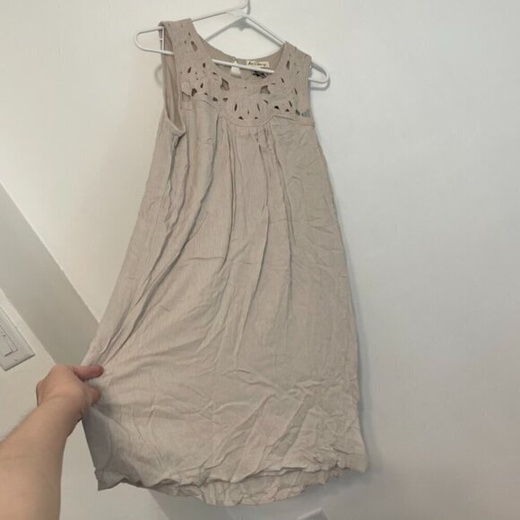 NEW NWT JANE AND DELANCEY Taupe Gray ish Crochet Eyelet Sleeveless Shift Dress - Picture 8 of 13